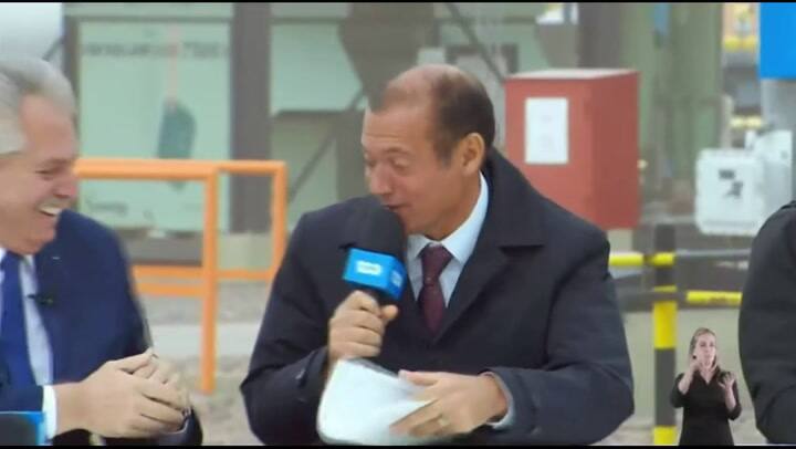 El viento complicó la entrega de regalos del gobernador de Neuquén a Alberto Fernández