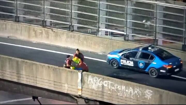 El rápido accionar de la Policía la Ciudad para evitar que un hombre se arrojara al vacío desde la autopista 25 de Mayo