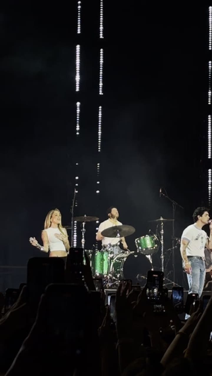 Tini subió al escenario y le puso su voz a “This is me”
