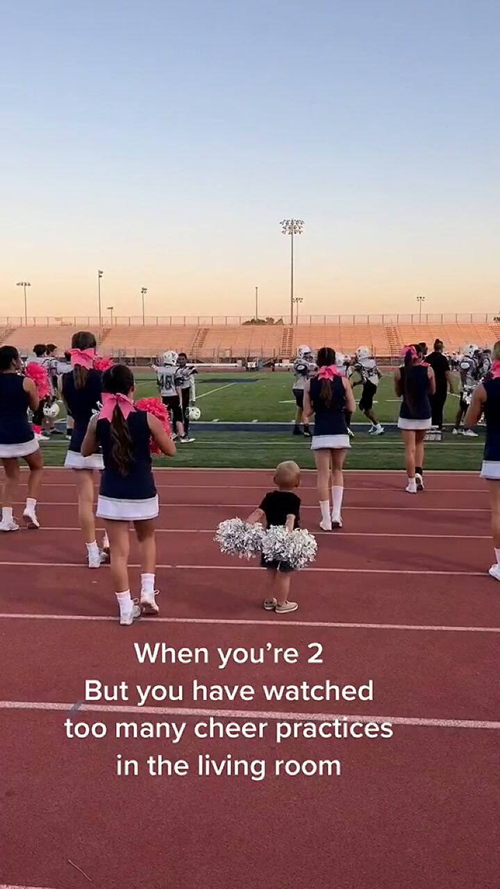 Un bebé se metió a bailar con un grupo de porristas y se volvió viral