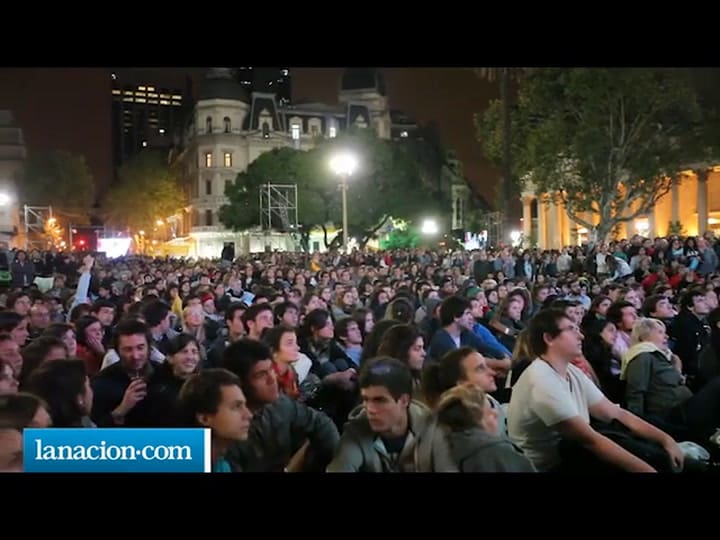 Una multitud siguió la ceremonia del inicio del Pontificado desde la Catedral porteña