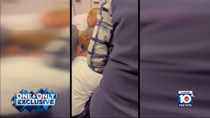 Pasajeros de un avión tuvieron que controlar a un hombre que sufrió un ataque nervioso en un vuelo