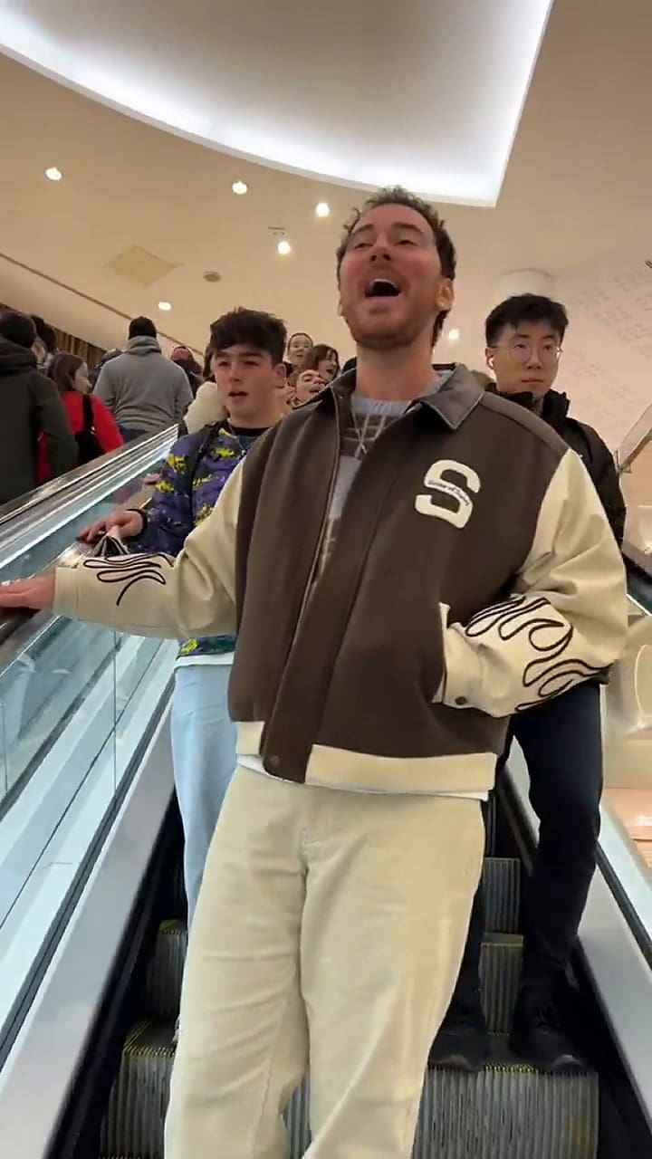 El cantante irlandés ha popularizado su música con presentaciones públicas espontáneas