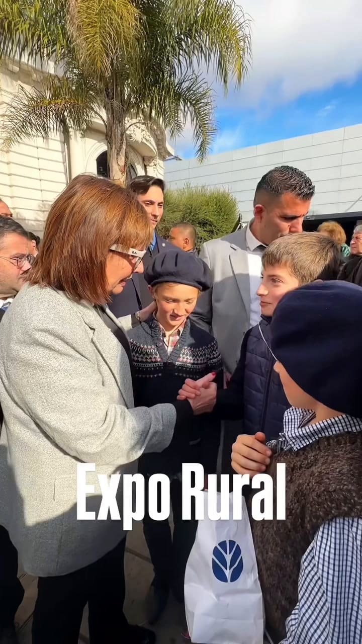 Patricia Bullrich se sacó fotos con la gente