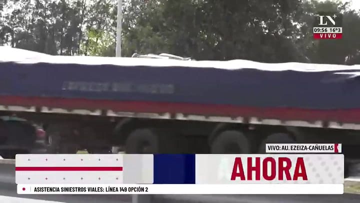 Carne sobre la autopista Ezeiza-Cañuelas: un camión volcó, su carga quedó esparcida sobre el asfalto y su conductor sufrió heridas