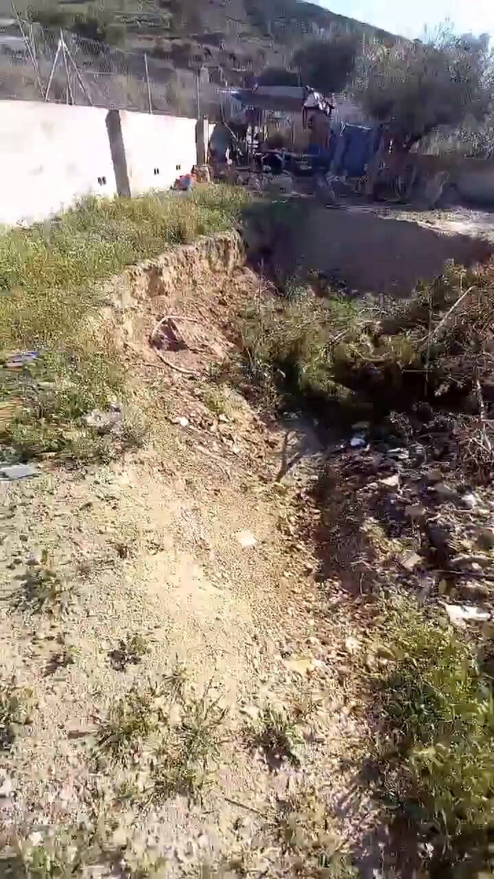 Niño se peleo con los padres y cavo un pozo en el patio