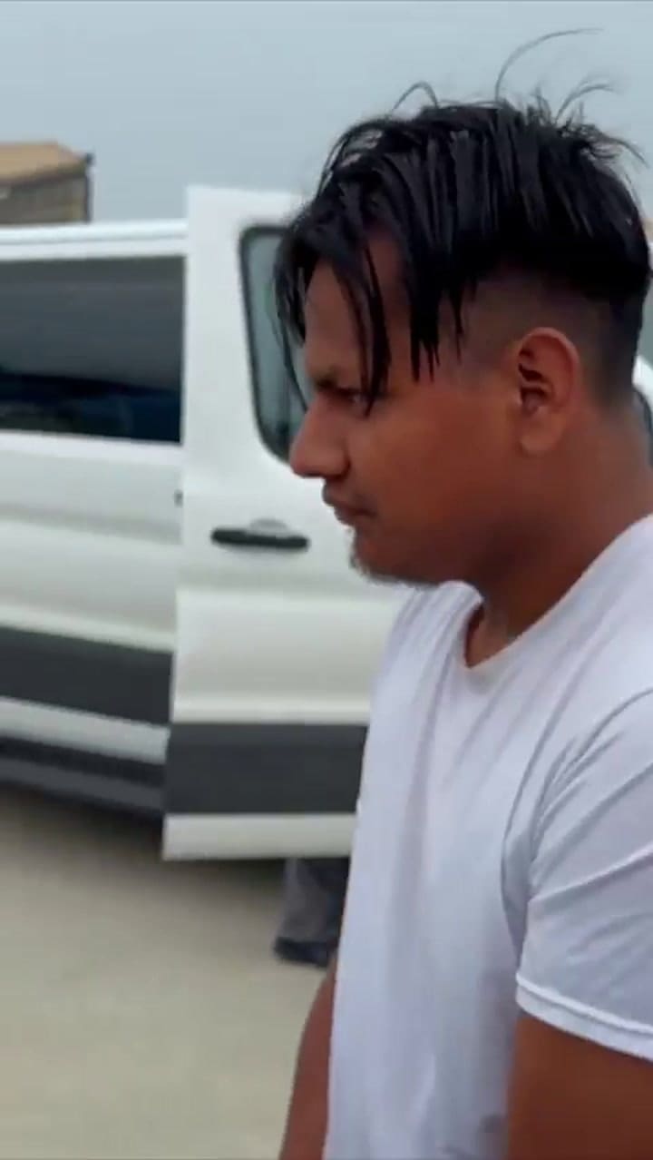 El ICE mostró cómo es un vuelo de deportación de migrantes (X/@ICEgov)