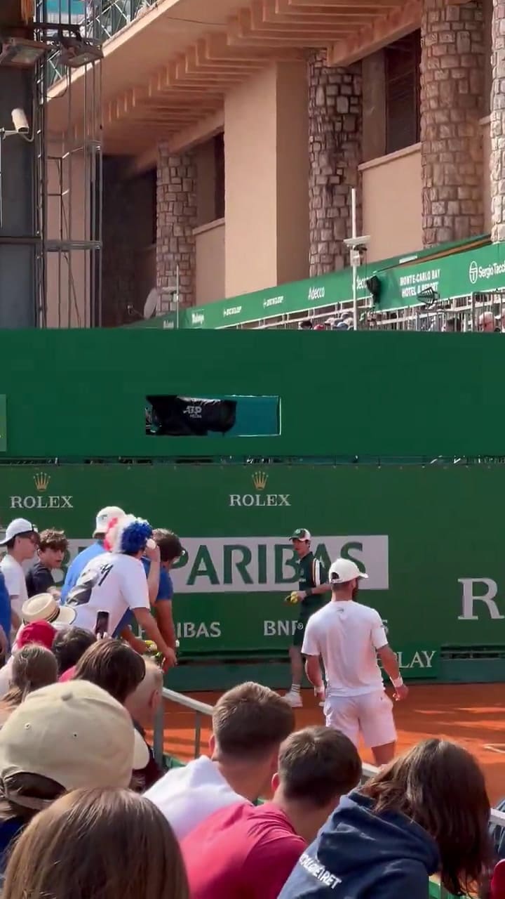 La rotura de raqueta de Moutet en el partido ante Etcheverry