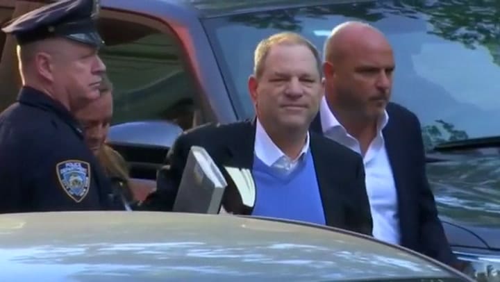 Así se entregó el productor Harvey Weinstein a la policía en Nueva York - Fuente: Reuters