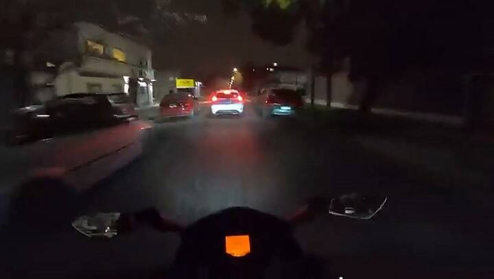Un youtuber grabó el momento en el que dos ladrones armados le robaron la moto en Ituzaingó