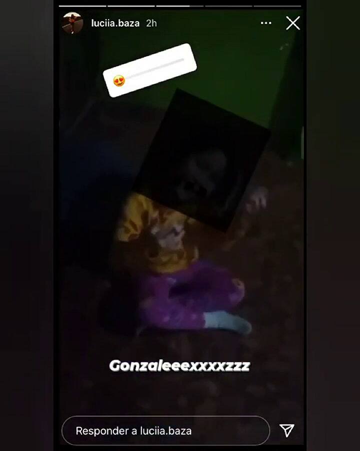 Una mujer le dio un cigarrillo a su beba y la filmó mientras fumaba