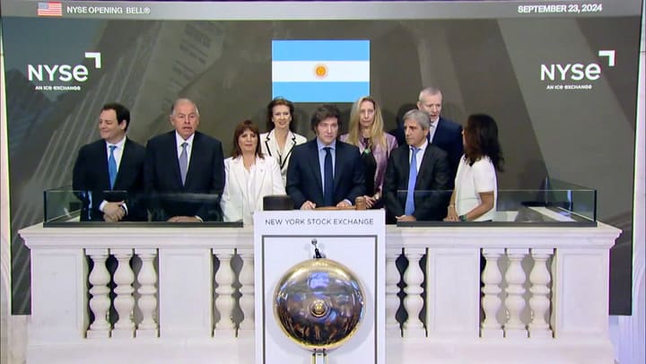 El Presidente Javier Milei participó de la apertura de la jornada bursátil y realizó el tradicional toque de campana de inicio de operaciones