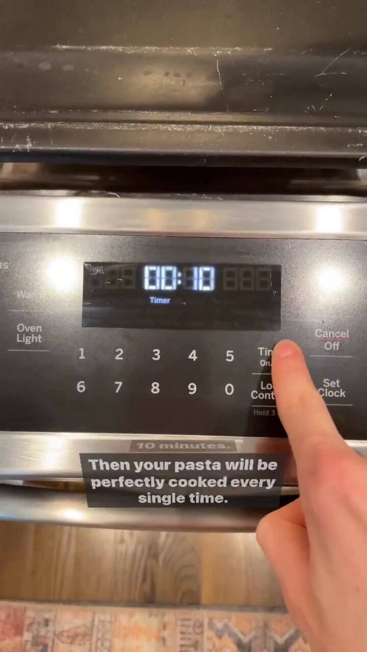 Una blogger dio un tip para cocinar pasta más rápido y fácil y causó polémica