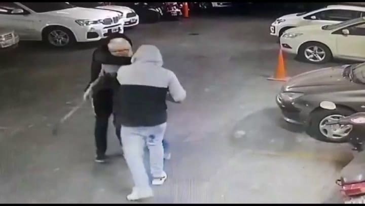 Robo en un garage de Rosario, atacaron a un playero y se llevaron 6 autos