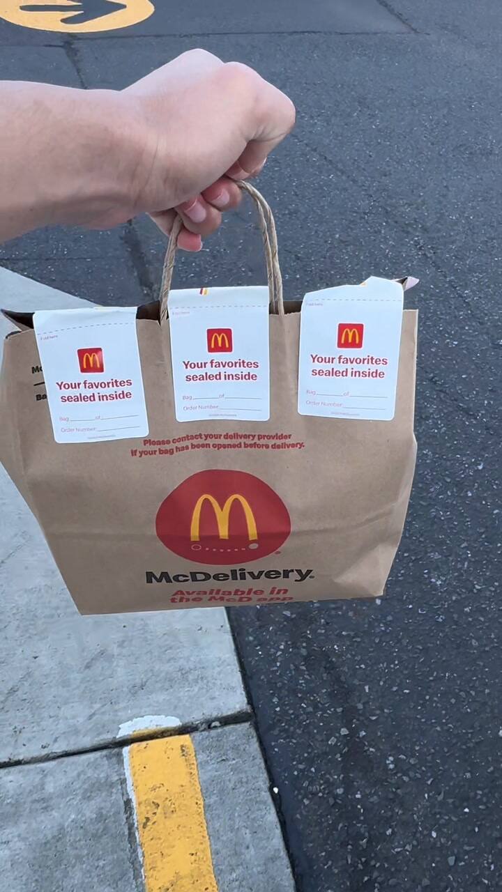 El joven mostró que trabajó en Uber Eats por cuatro horas y ganó más de US$100 (TikTok: @johan_en_seattle)