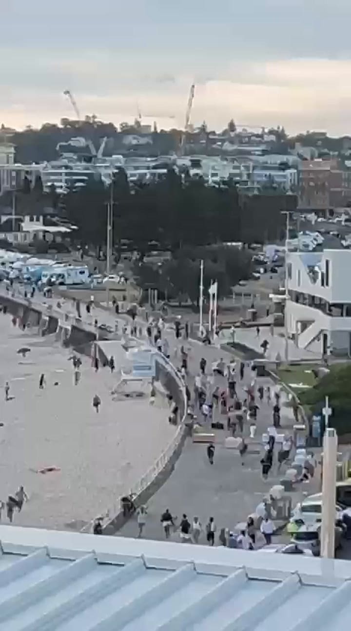 La gente escapando de Bondi Beach
