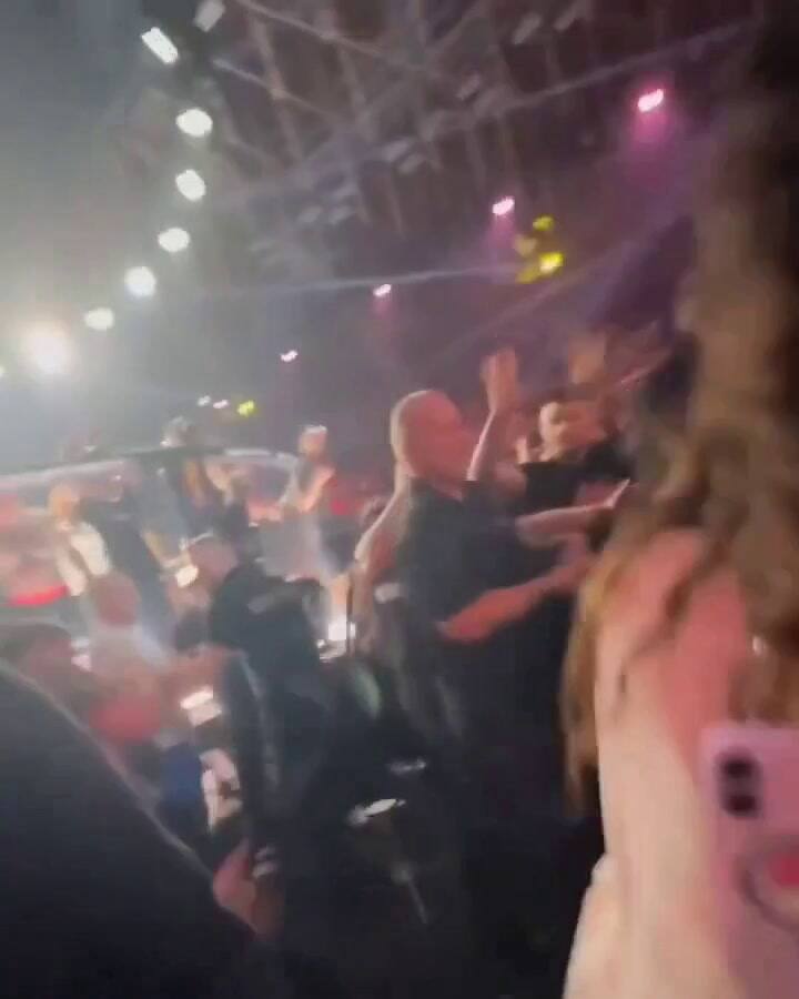 Un luchador de MMA le mordió la oreja a su rival en plena pelea y el público reaccionó con sillazos