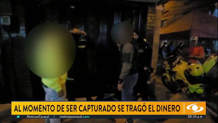 Policías descubiertos en extorsión se tragan los billetes.- Fuente: Cadena Caracol