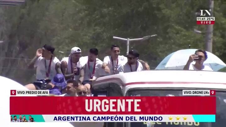 La Scaloneta' de fiesta arriba del micro