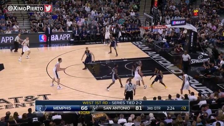 Ginóbili le robó la pelota a Carter