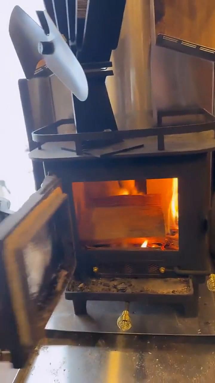 Una tiktoker se prepara para la tormenta en North Woods