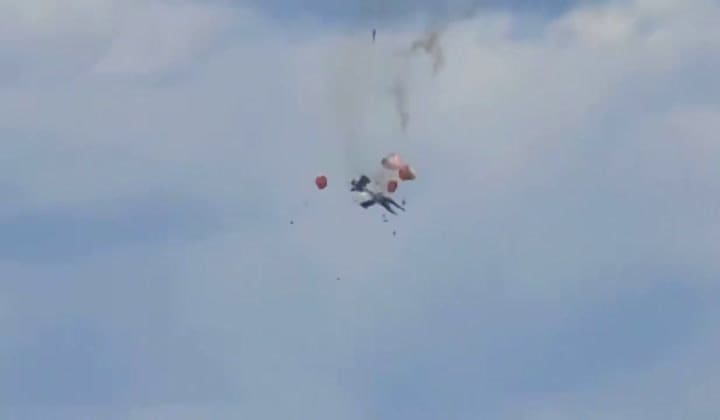 El momento en que dos aviones de combate chocan durante un show aéreo en Estados Unidos