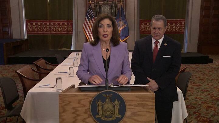 Hochul desafió a Homan en conferencia de prensa