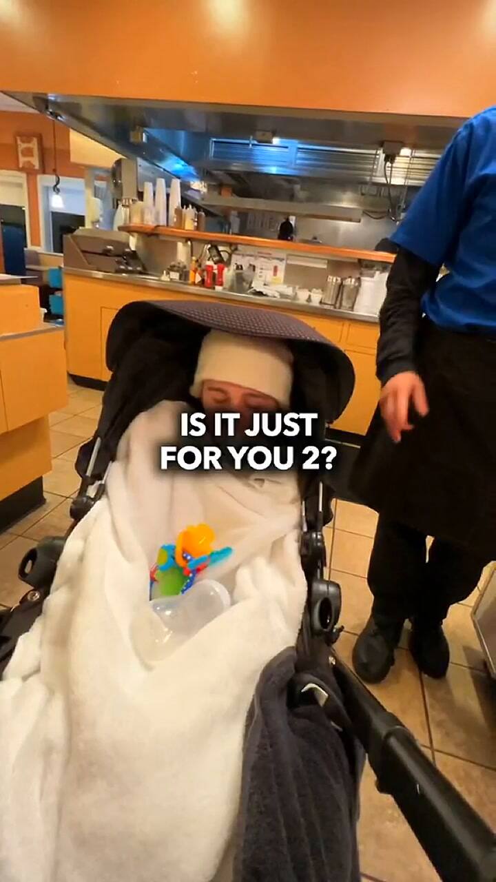 TikToker se disfraza de bebé para obtener comida gratis para niños en restaurante