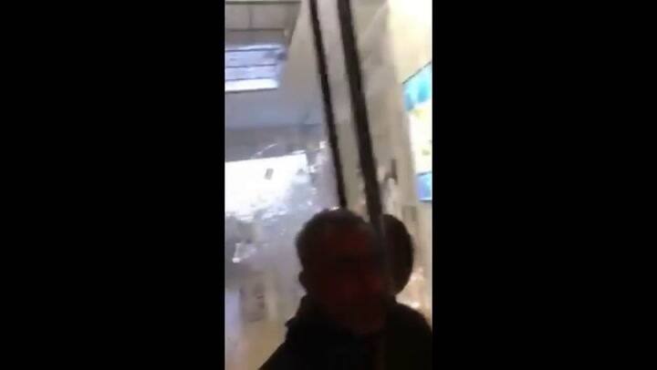 Manifestantes franceses saquearon un local de Dior - Fuente: YouTube