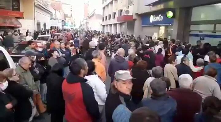 Así se ven las colas de jubilados en el Banco de Corrientes - Fuente: Twitter
