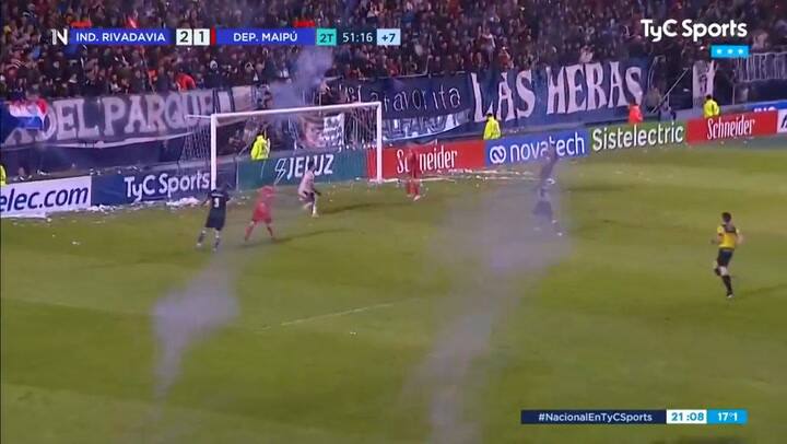 Impactante explosión de fuegos artificiales en un partido del ascenso.- Fuente: @ataquefutbolero