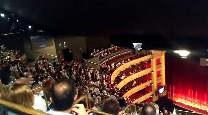 La protesta del público para cancelar la presentación por falta de distanciamiento social - Fuente: