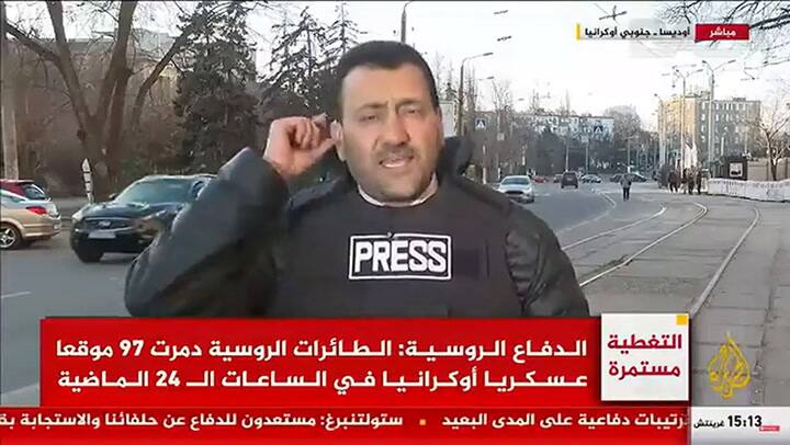 El momento del ataque a la periodista rusa Oksana Baulina