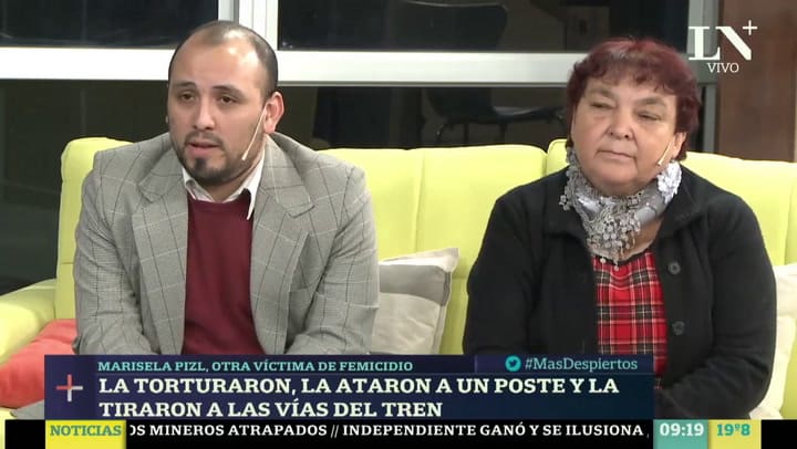 La torturaron, la ataron a un poste y la tiraron a las vías del tren