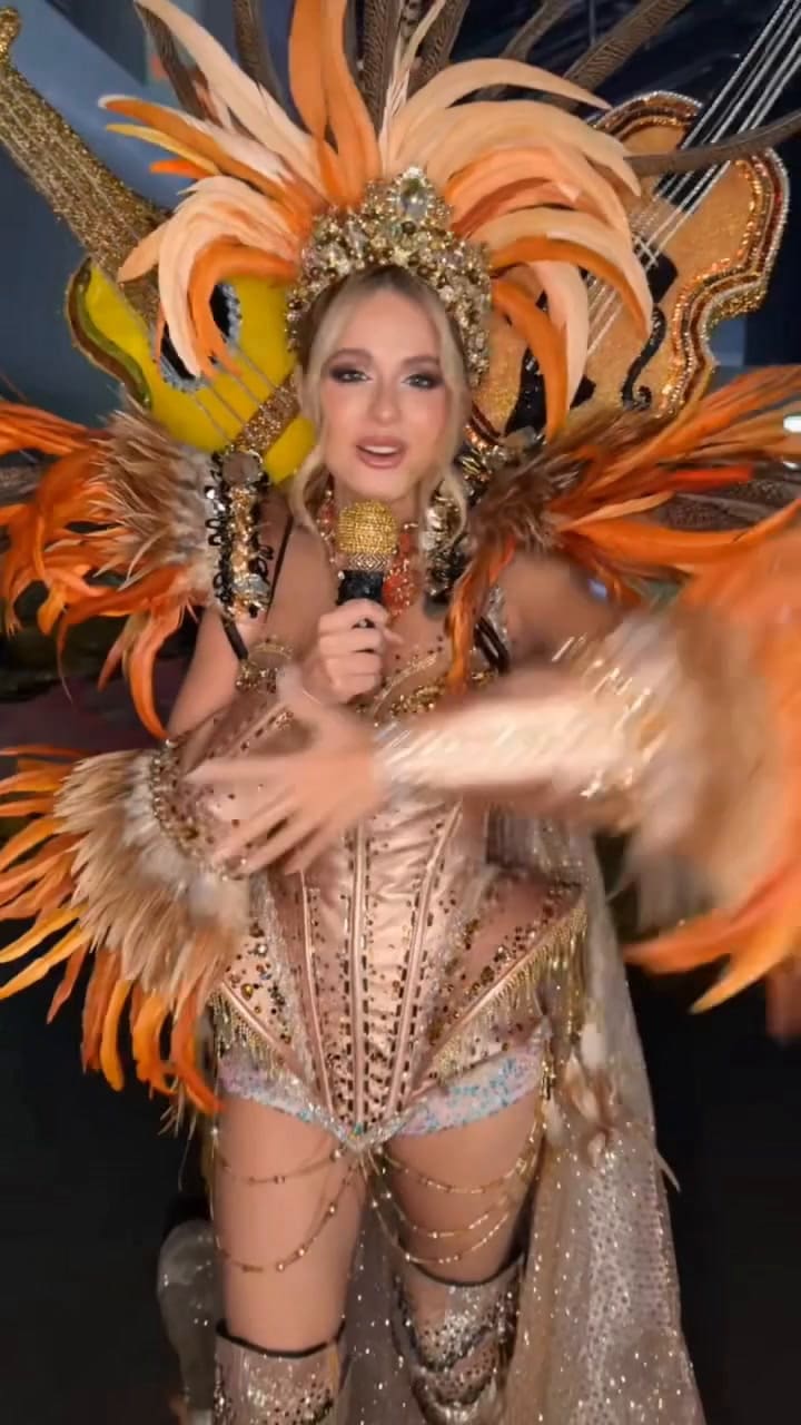 Aldana Masset canta "A Don Ata" con el traje tradicional