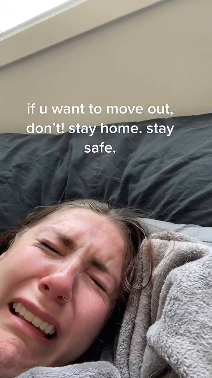 Una trabajadora llora al recibir su bajo salario y asegura que no le alcanza para vivir