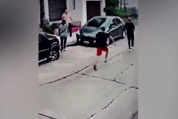 (GIF) Con un arma encañonaron a una familia para robar un auto