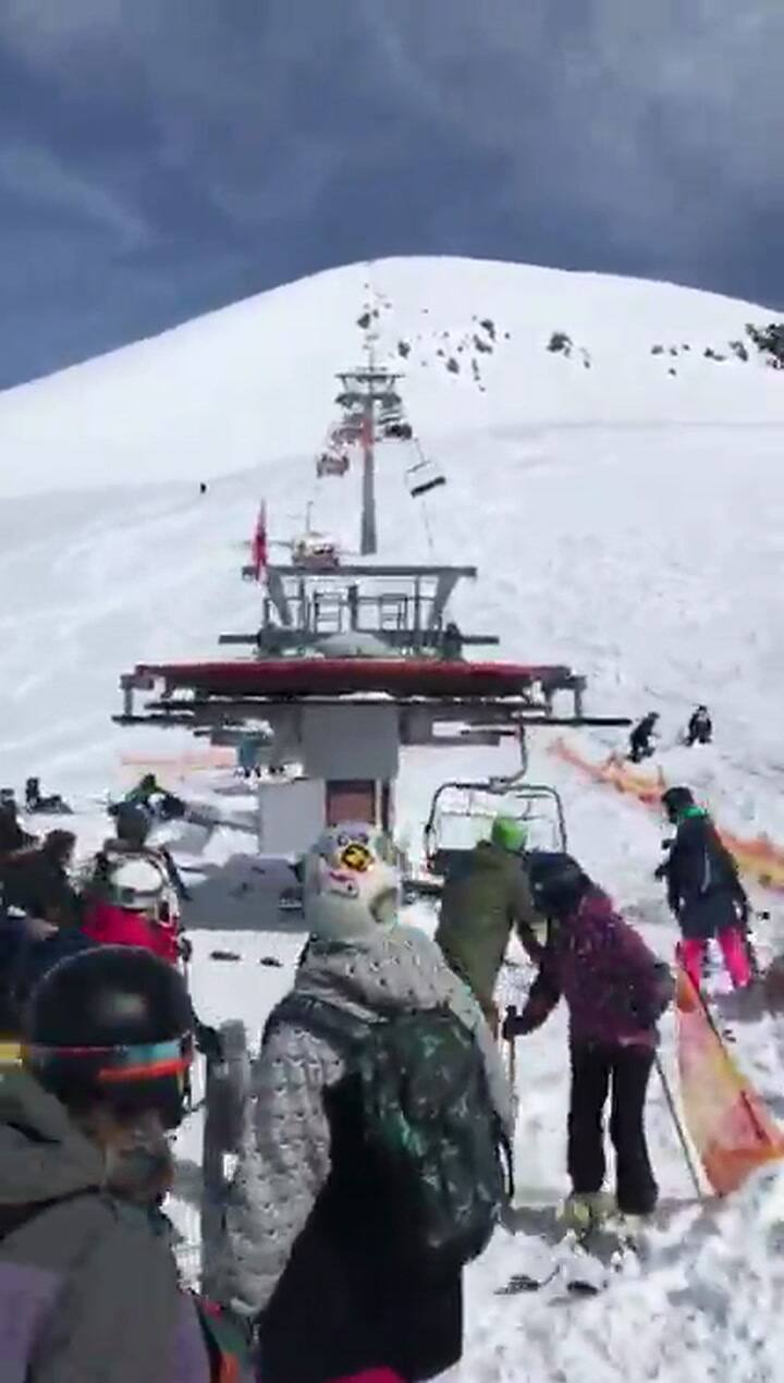 Una aerosilla en Georgia lanzó a esquiadores por los aires