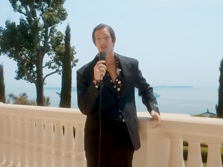 Iván de Pineda promocionó el próximo desfile de Versace