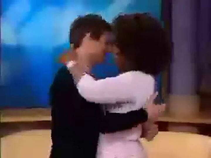 Tom Cruise salta en el sillón de Oprah Winfrey - Fuente: YouTube