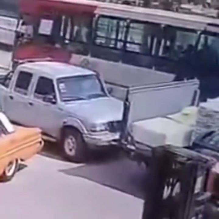 Golpeó con la puerta de su auto a una mujer policía y fue arrollada por un colectivo en Merlo