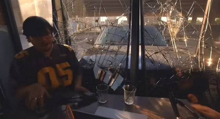 Un auto se impactó en una cafetería mientras dos jóvenes grababan un podcast