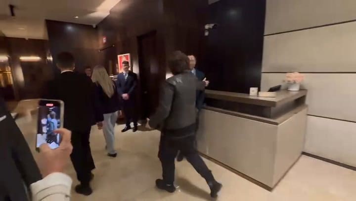 La llegada de Javier y Karina Milei al hotel en el que se hospedan en Nueva York; Caputo y Adorni, también en la comitiva
