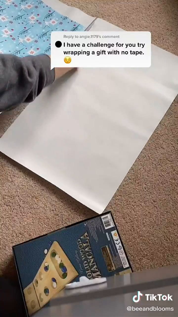 Cómo envolver un regalo sin cinta adhesiva