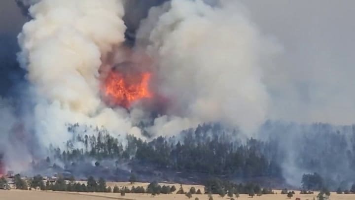 Parte de los incendios que se registraron en Calf Canyon el sábado 23 de abril de 2022