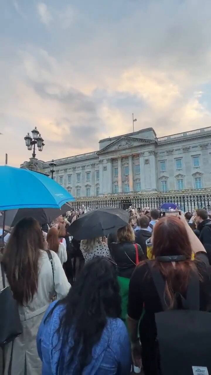 La multitud canta 'Good save de Queen' frente al Palacio de Buckingham tras la muerte de la reina