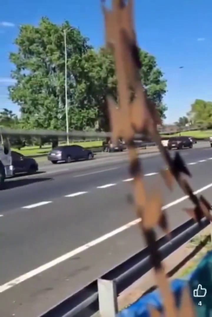 Un Mercedes-Benz valuado en 180 mil dólares perdió una rueda en la Panamericana y lo chocaron