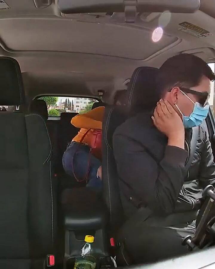 Su novia y el amante se suben a su taxi y descubre la infidelidad