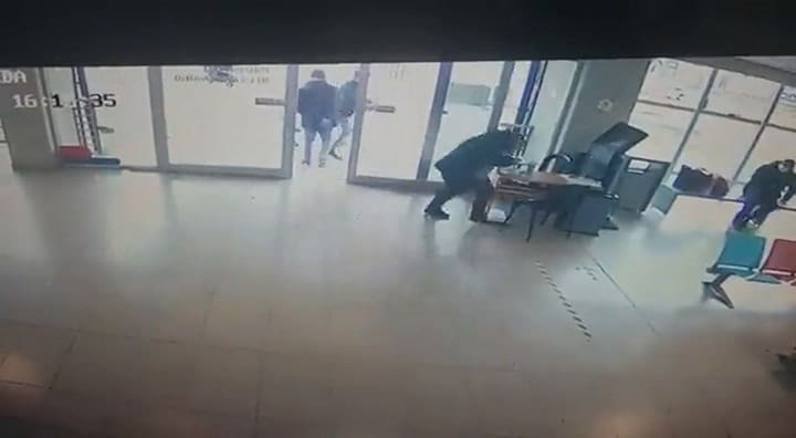Quisieron entrar a un hospital en Rosario, una empleada les preguntó a dónde iban y la balearon