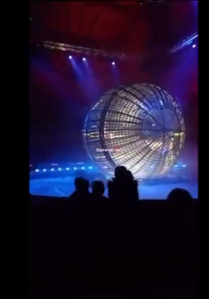 Segundos después del choque entre los motociclistas, se encendieron las luces del circo